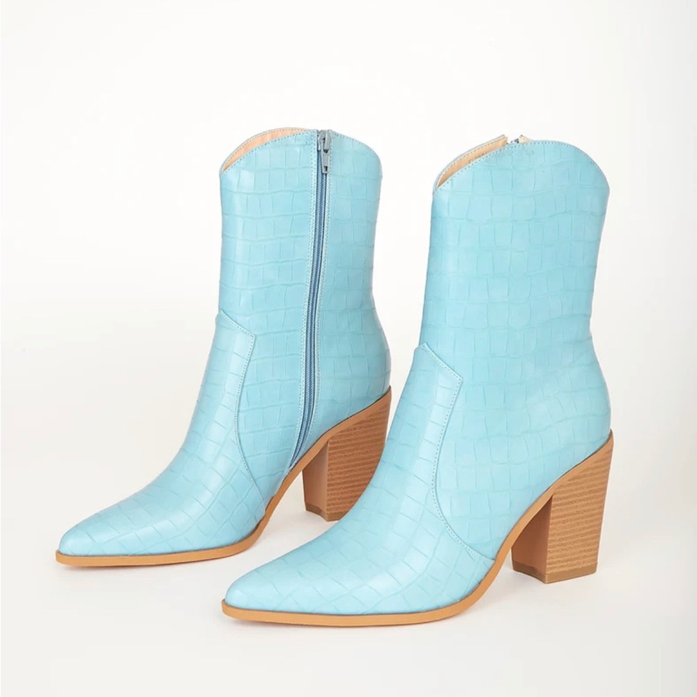 Blue cowgirl boots from Lulu. Lightly worn small mark on front . Pictured